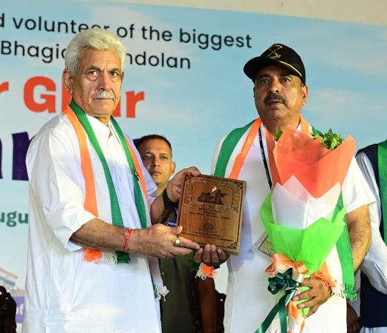   Lieutenant Governor flags off Tiranga Yatra from Dal Lake in Srinagar