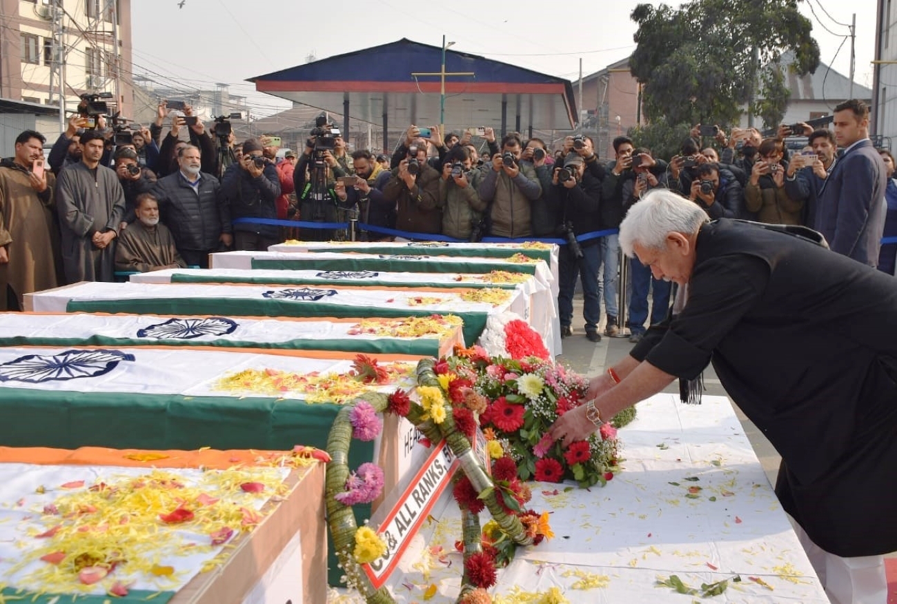  JK LG Manoj Sinha laid a wreath and offered tributes to Police Personnel,Revenue Officials & a Civilian