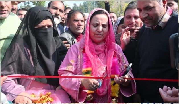  Sakeena Itoo holds mega Public Darbar at Sanyadi DK Marg Kulgam