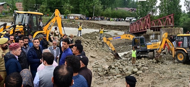 CM Omar Abdullah visits Beerwah to assess flood damages