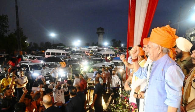   Lieutenant Governor flags off the first batch of pilgrims of Shri Amarnath Ji Yatra
