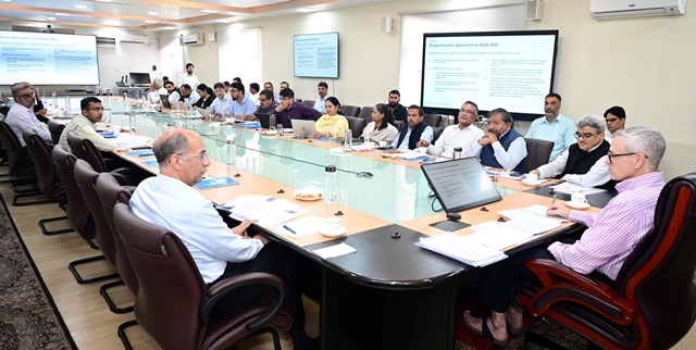 JK CM chairs meeting to discuss proposed modifications in Master Plans of Jammu, Srinagar